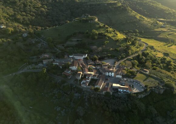 A Rebeccu la passeggiata nelle strette viuzze della leggenda
